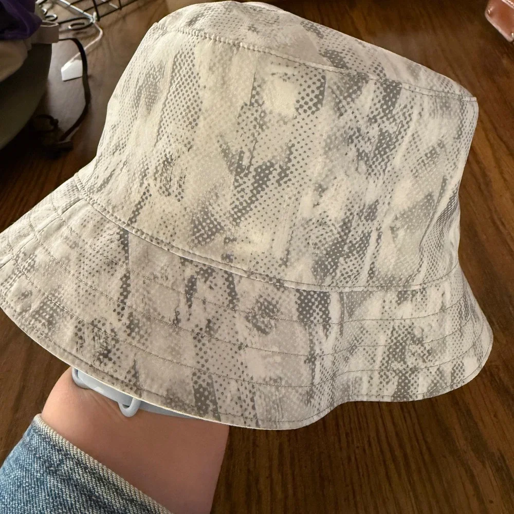 Lululemon‎ Reversible Bucket Hat White Gray Abstract Print Festival Travel